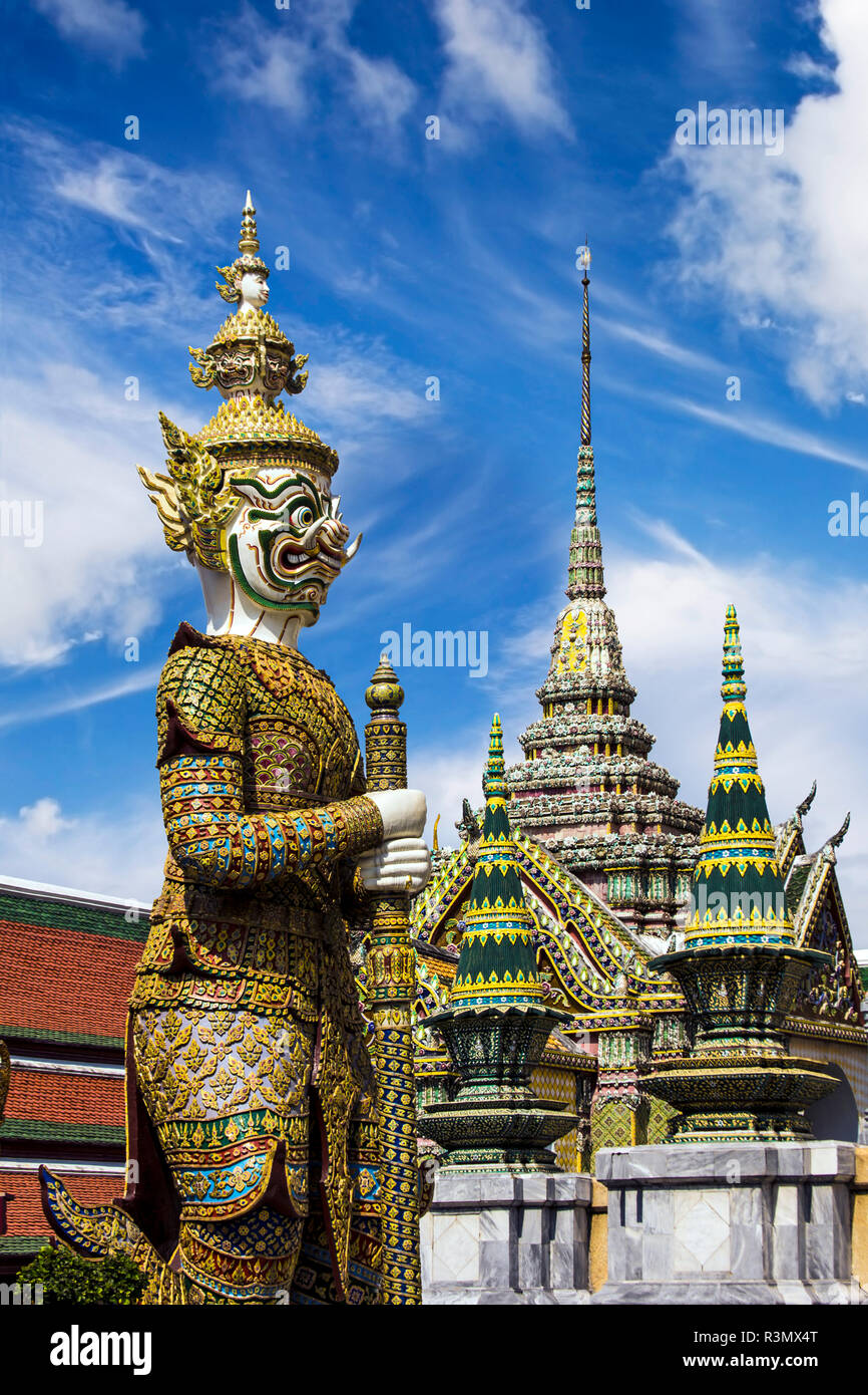 Bangkok, Thaïlande. Grand Palais Wat Phra Kaeo (Temple du Bouddha d'Émeraude), Daemon (Dschaks) qui montent la garde à l'extérieur entrée privée Banque D'Images