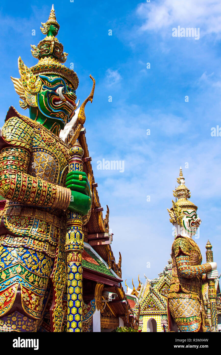 Bangkok, Thaïlande. Grand Palais Wat Phra Kaeo (Temple du Bouddha d'Émeraude), Daemon (Dschaks) qui montent la garde à l'extérieur entrée privée Banque D'Images