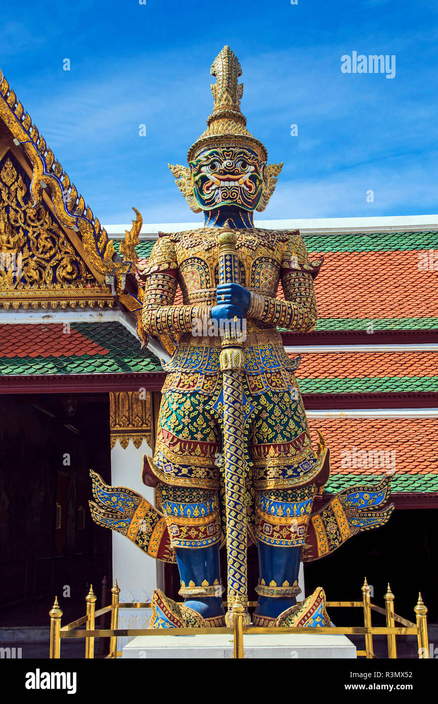 Bangkok, Thaïlande. Grand Palais Wat Phra Kaeo (Temple du Bouddha d'Émeraude), Daemon (Dschaks) qui montent la garde à l'extérieur entrée privée Banque D'Images
