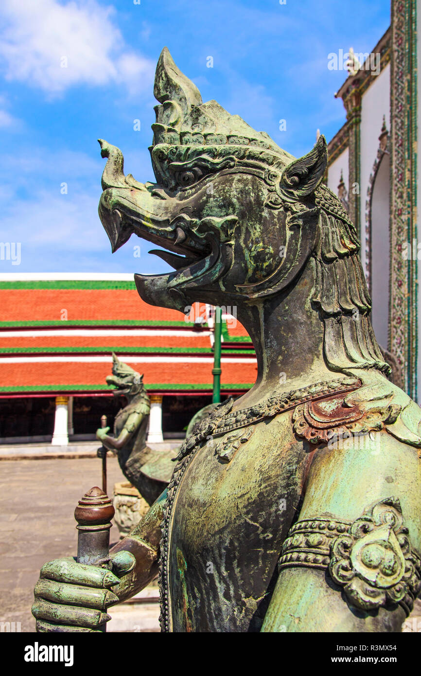 Bangkok, Thaïlande. Grand Palais Wat Phra Kaeo (Temple du Bouddha d'Émeraude), mythique Garuda, le roi des oiseaux, qui monte la garde à l'extérieur entrée privée Banque D'Images