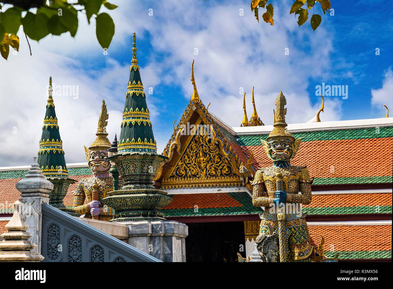 Bangkok, Thaïlande. Grand Palais Wat Phra Kaeo (Temple du Bouddha d'Émeraude), Daemon (Dschaks) qui montent la garde à l'extérieur entrée privée Banque D'Images