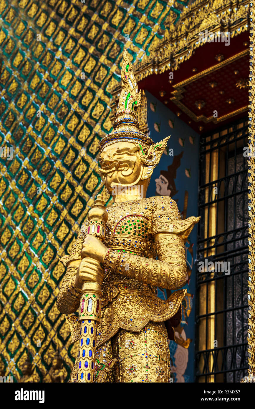 Bangkok, Thaïlande. Grand Palais Wat Phra Kaeo (Temple du Bouddha d'Émeraude), un démon d'Or (Dschaks) qui montent la garde à l'extérieur Banque D'Images
