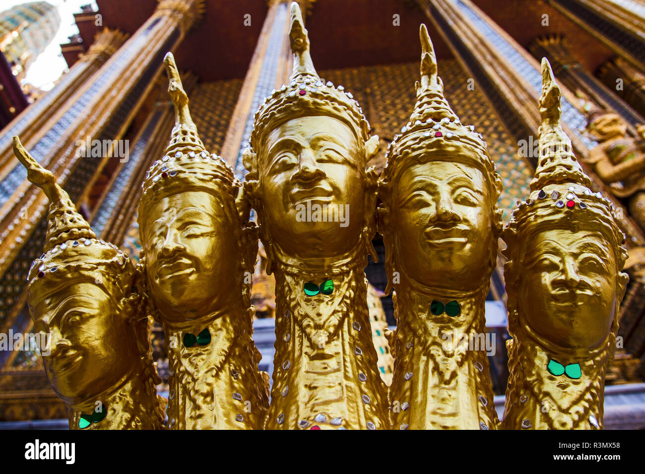 Bangkok, Thaïlande. Un serpent (Naga dirigé cinq) avec des têtes humaines protège Wat Phra Kaew, Grand Palais, le Temple du Bouddha d'Emeraude Banque D'Images