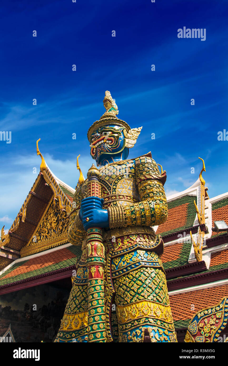 Bangkok, Thaïlande. Grand Palais Wat Phra Kaeo (Temple du Bouddha d'Émeraude), Daemon (Dschaks) qui montent la garde à l'extérieur entrée privée Banque D'Images