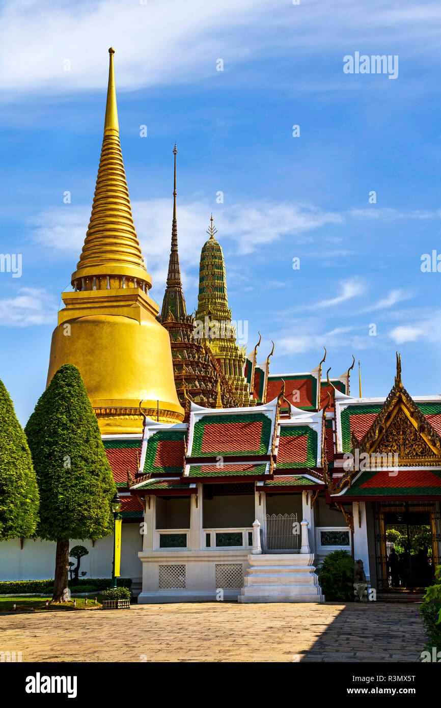 Bangkok, Thaïlande. Phra Si Rattana Chedi (Golden Chedi), le logement, les cendres de Bouddha Wat Phra Kaew, Grand Palais, le Temple du Bouddha d'Emeraude Banque D'Images