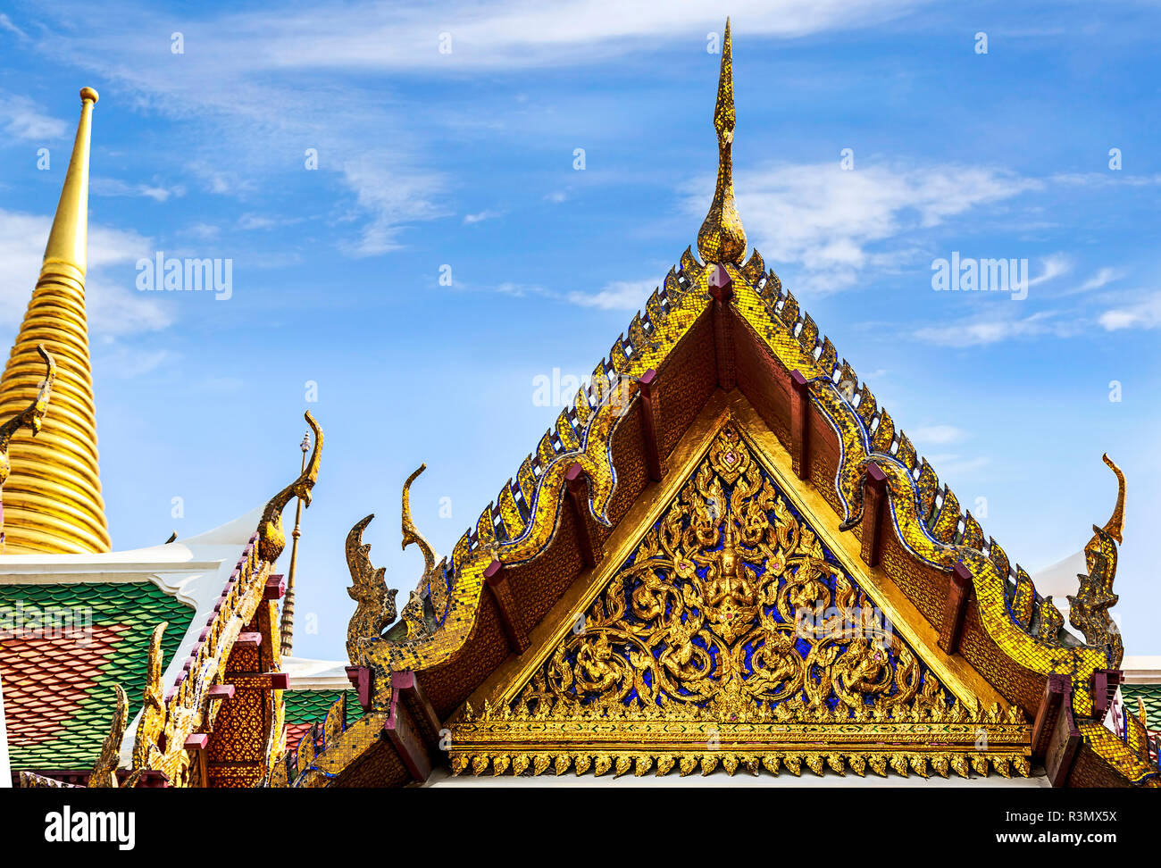 Bangkok, Thaïlande. L'entrée au Temple du Bouddha d'Émeraude, le Wat Phra Kaew, le Grand Palais, Phra Si Rattana Chedi (chedi doré) Banque D'Images