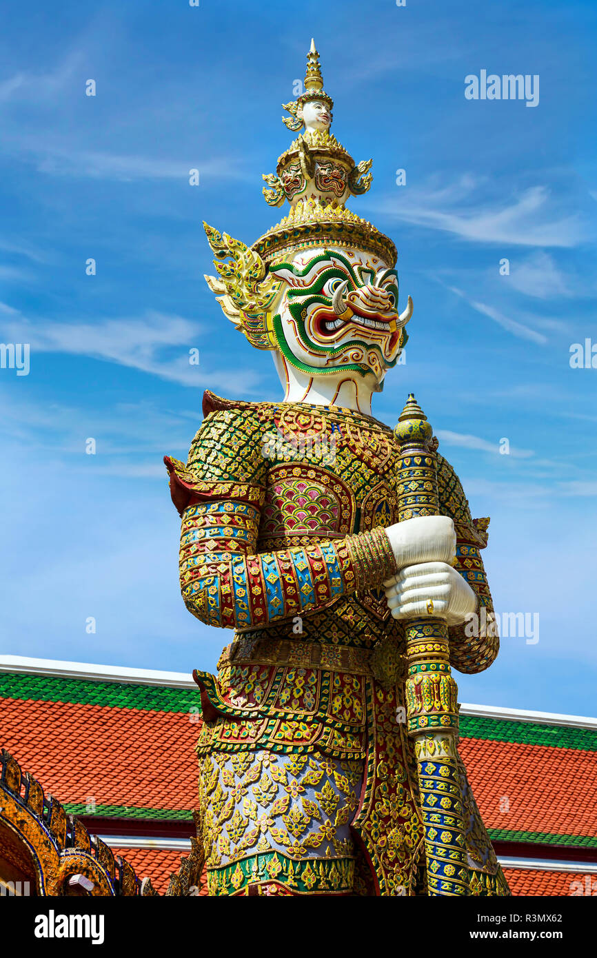 Bangkok, Thaïlande. Grand Palais Wat Phra Kaeo (Temple du Bouddha d'Émeraude), Daemon (Dschaks) qui montent la garde à l'extérieur entrée privée Banque D'Images