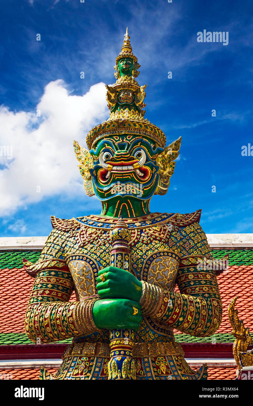 Bangkok, Thaïlande. Grand Palais Wat Phra Kaeo (Temple du Bouddha d'Émeraude), Daemon (Dschaks) qui montent la garde à l'extérieur entrée privée Banque D'Images