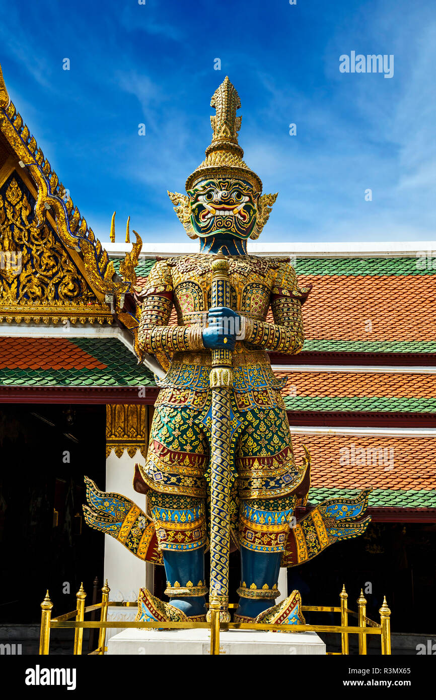 Bangkok, Thaïlande. Grand Palais Wat Phra Kaeo (Temple du Bouddha d'Émeraude), Daemon (Dschaks) qui montent la garde à l'extérieur entrée privée Banque D'Images