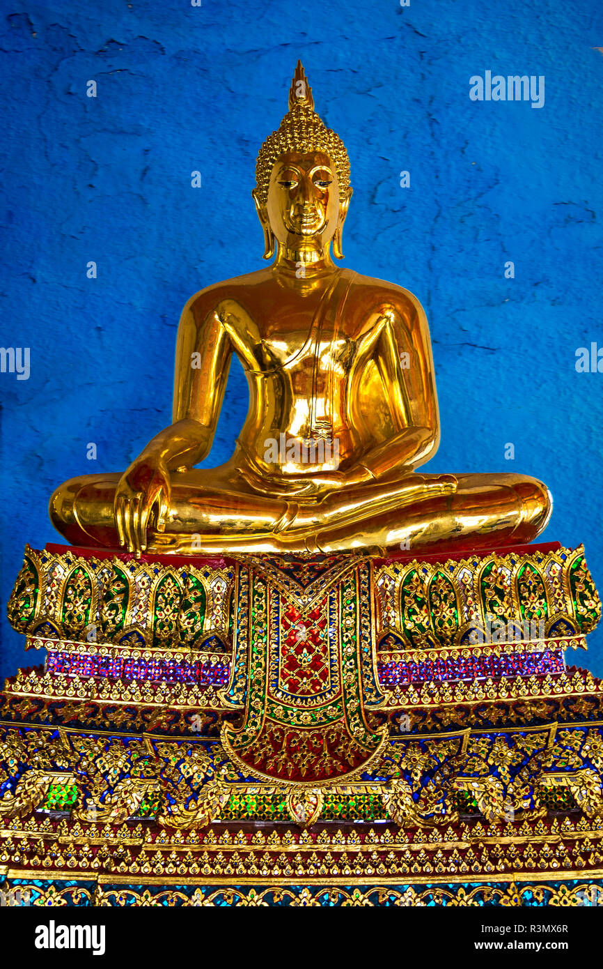 Bangkok, Thaïlande. Statue de Bouddha assis dans la maison de le Bouddha couché du Wat Chetuphon ou Pho (Wat Po) sur l'île Rattanakosin Banque D'Images