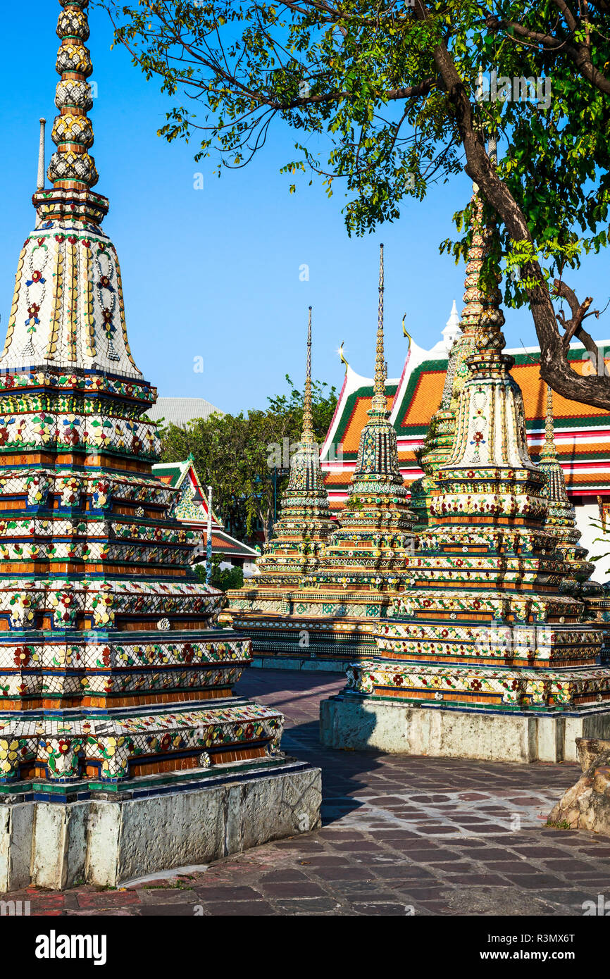 Bangkok, Thaïlande. Grand chedi au golden Bouddha couché du Wat Pho (Wat Po) sur l'île Rattanakosin Banque D'Images