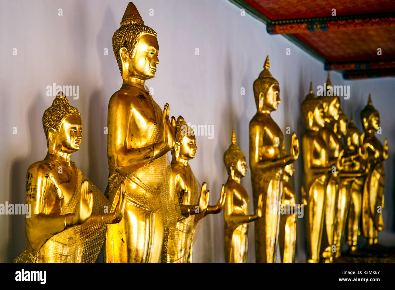 Bangkok, Thaïlande. Bouddha debout avec les mains posées dans une bénédiction au golden Bouddha couché du Wat Pho (Wat Po) sur l'île Rattanakosin Banque D'Images