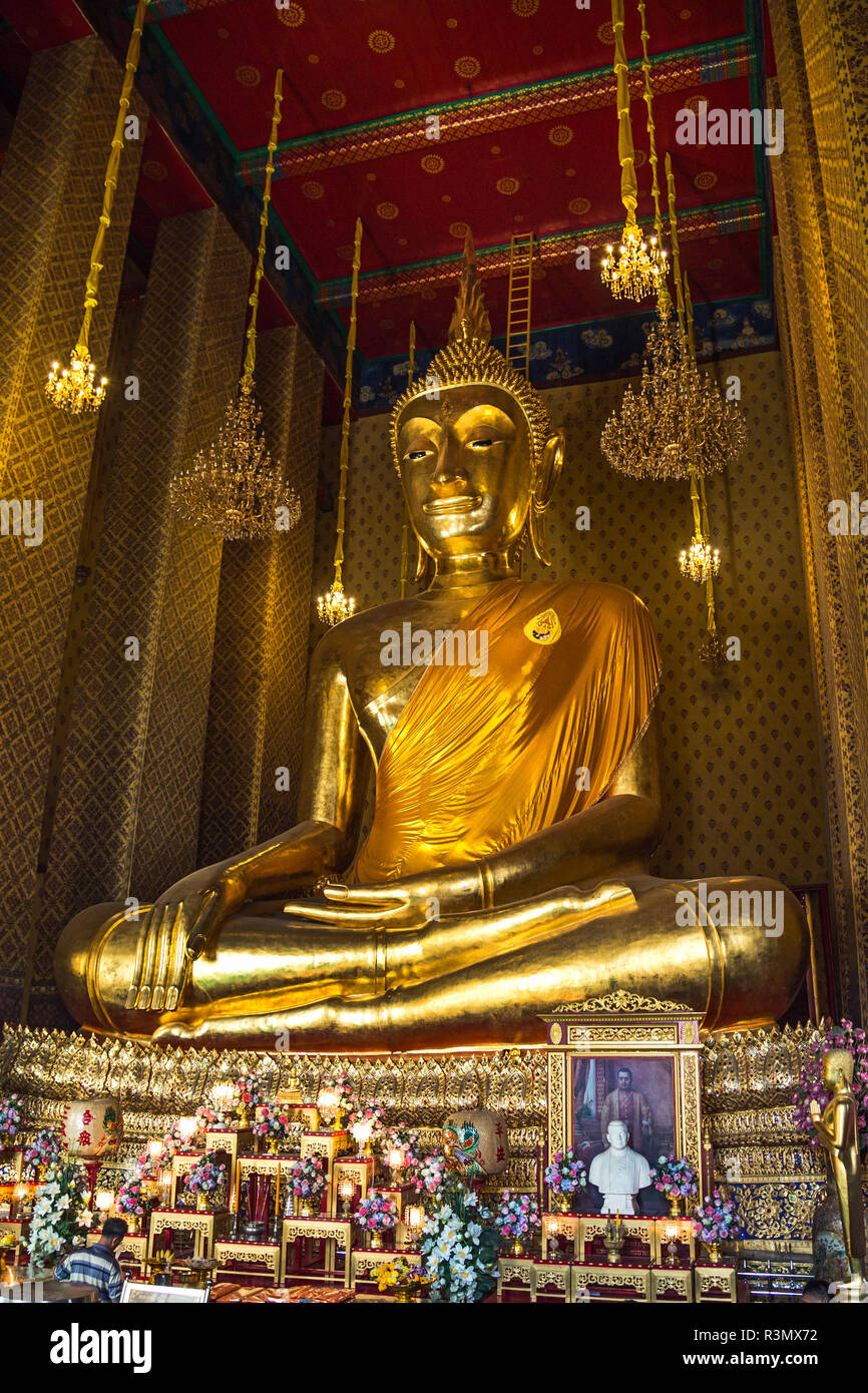 Bangkok, Thaïlande. Wat Kalayanamit, Golden Giant Bouddha assis, le plus grand de Bangkok, 15 mètres (49 pieds), 12 mètres (40 pieds) de large Banque D'Images