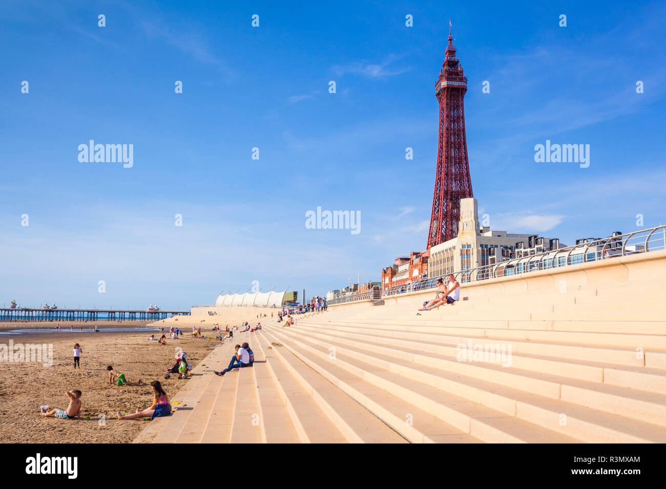 La tour de Blackpool et de la promenade de plage avec les touristes assis sur la plage de sable et les étapes Blackpool Lancashire England GB UK Europe Banque D'Images