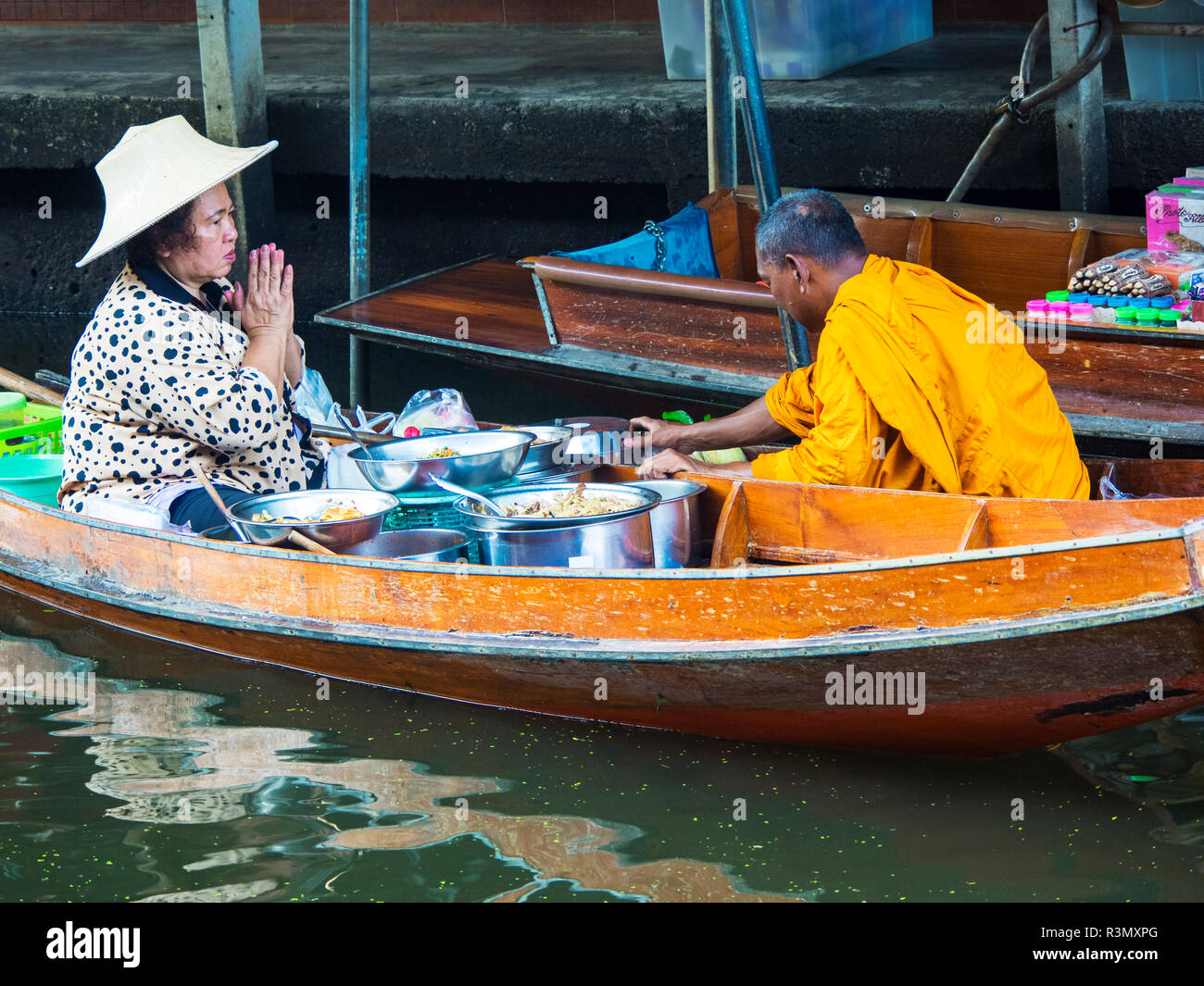 Thaïlande, Bangkok, moine de l'aumône au marché flottant de Damnoen Saduak Banque D'Images