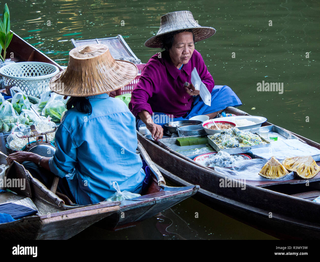 La Thaïlande, Damnoen, Marché flottant de Damnoen Saduak avec vendeur Banque D'Images