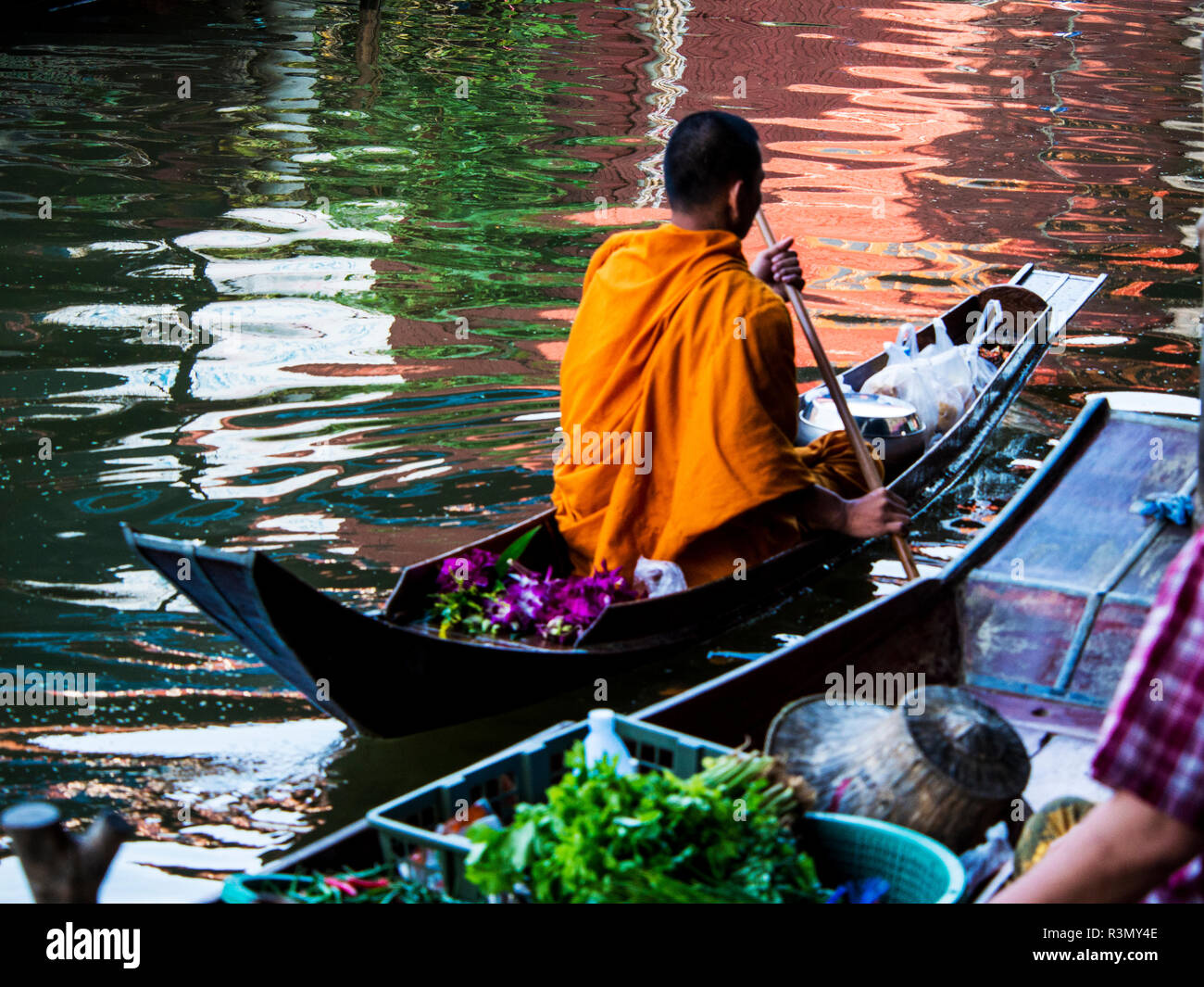 La Thaïlande, Damnoen, Marché flottant de Damnoen Saduak avec ce vendeur SGD Banque D'Images