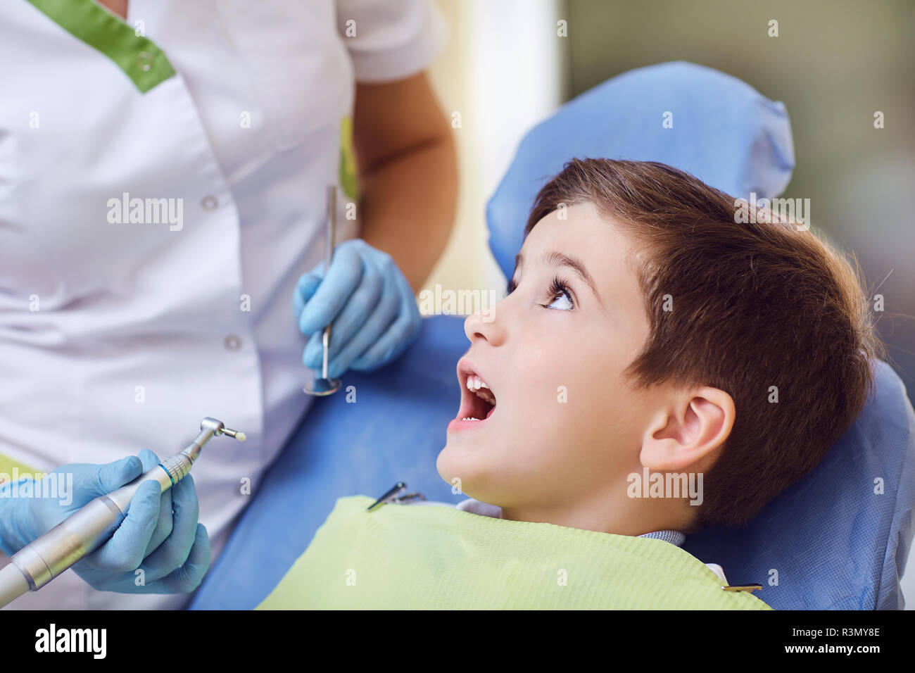 Un enfant avec un dentiste dans un cabinet dentaire. Banque D'Images