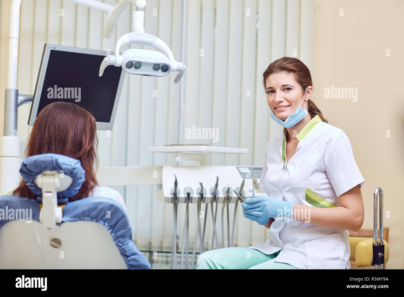 Female dentist smiling dans le cabinet dentaire Banque D'Images