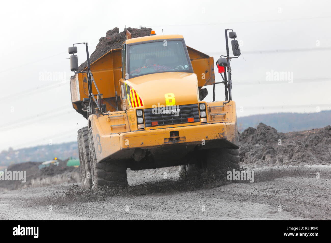 Un Tombereau articulé Caterpillar 740 travaillant sur place dans Recycoal usine de recyclage du charbon dans la région de Rossington Doncaster,qui a été démoli. Banque D'Images