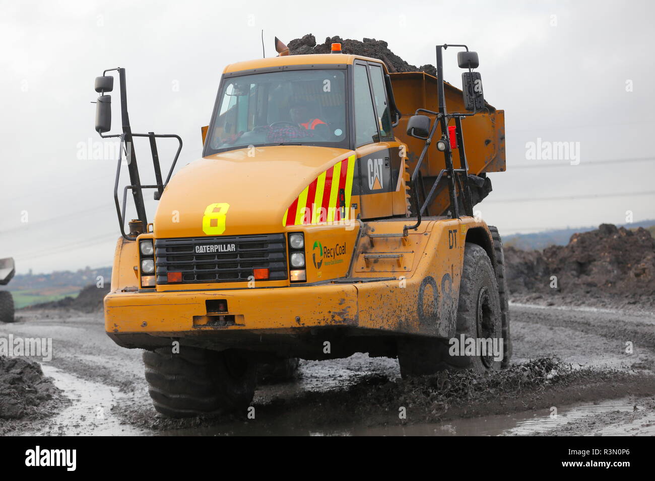 Un Tombereau articulé Caterpillar 740 travaillant sur place dans Recycoal usine de recyclage du charbon dans la région de Rossington Doncaster,qui a été démoli. Banque D'Images