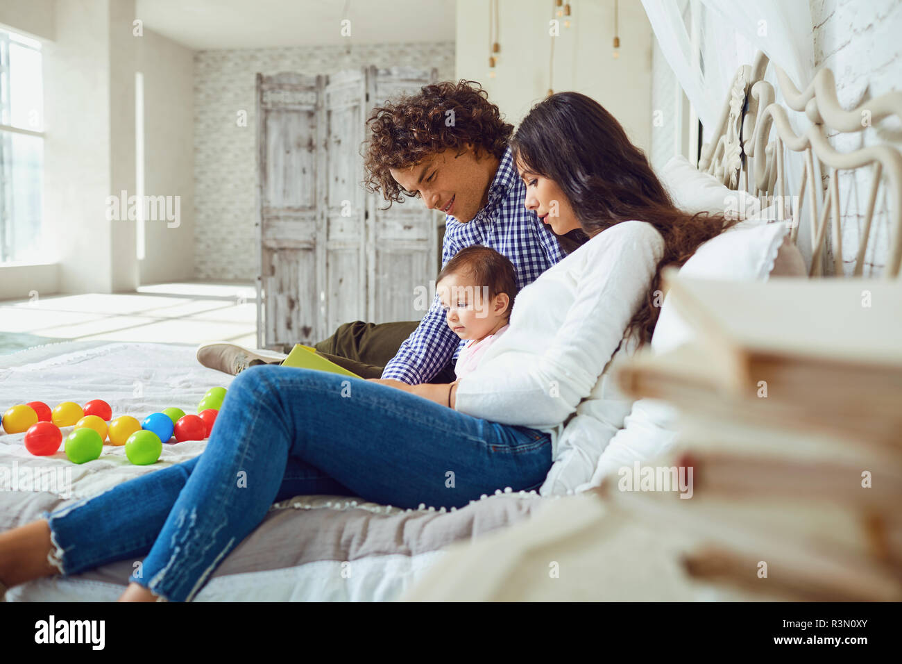 Famille avec enfant livre de lecture. Banque D'Images