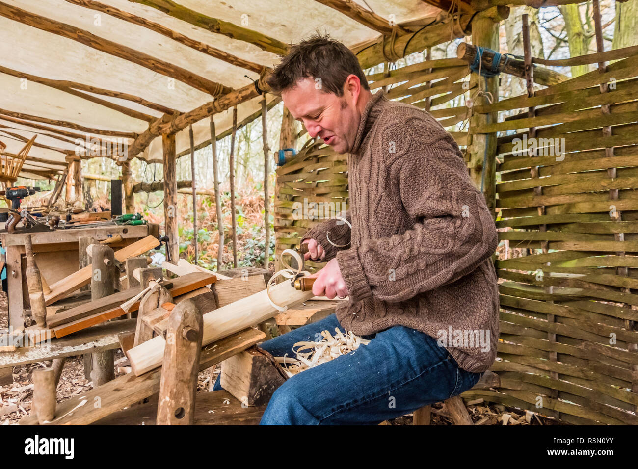 À l'aide d'un homme de cheval et drawknife sur un cheval de rasage à garniture en bois brut vert. Banque D'Images