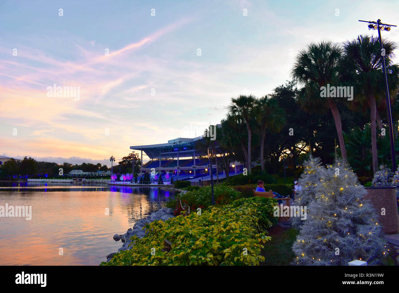 Orlando, Floride. 17 novembre, 2018. Vue panoramique sur le lac et sur le magnifique coucher de soleil dans le stade International Drive Area. Banque D'Images