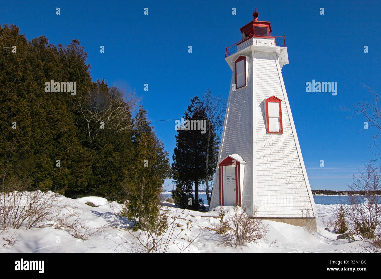 Le Canada, l'Ontario, à Tobermory. Le phare sur la baie Georgienne, en hiver. Banque D'Images