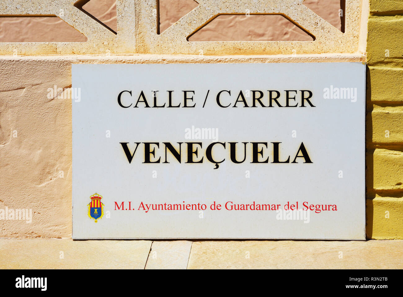Calle Carrer Venecuela à Guardamar del Segura, Costa Blanca, Espagne. Inscrivez-vous sur la rue. MI Ayuntamiento de Guardamar del Segura Banque D'Images