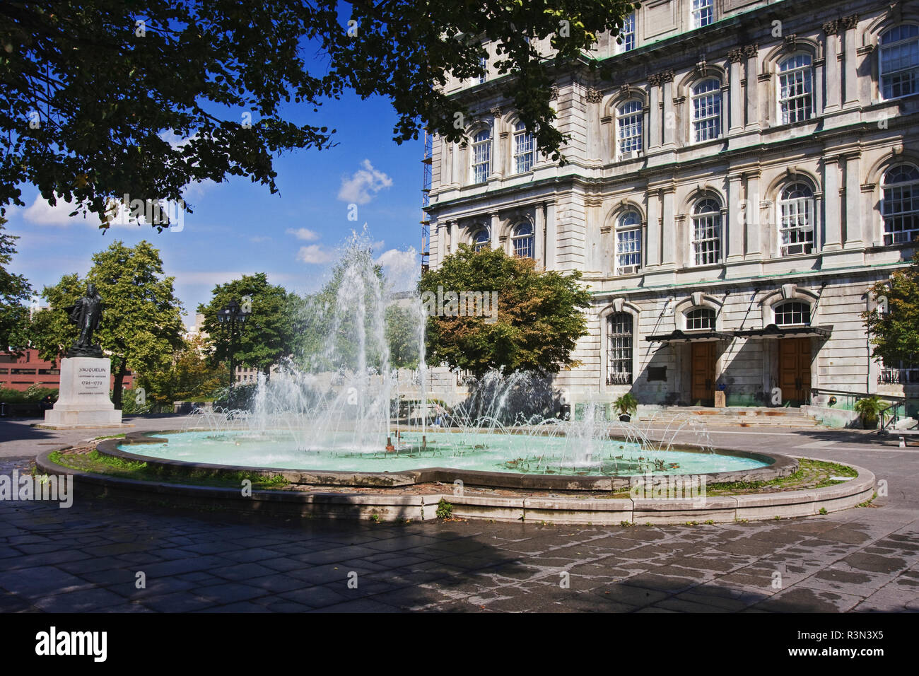 Canada, Québec, Montréal. En dehors de la fontaine Hôtel de Ville. Banque D'Images