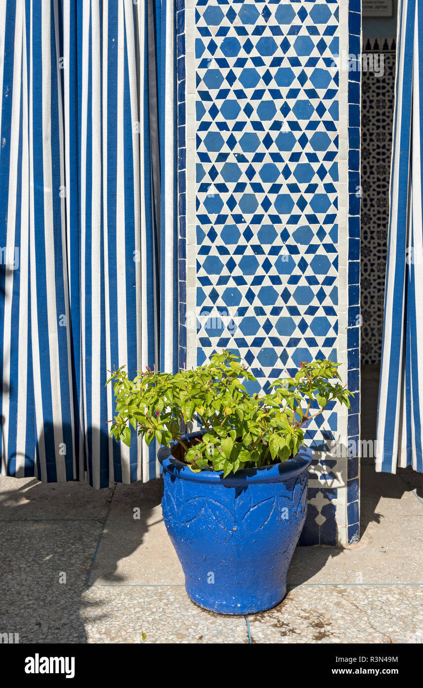 Blue pot marrakesh Banque de photographies et d'images à haute résolution -  Alamy