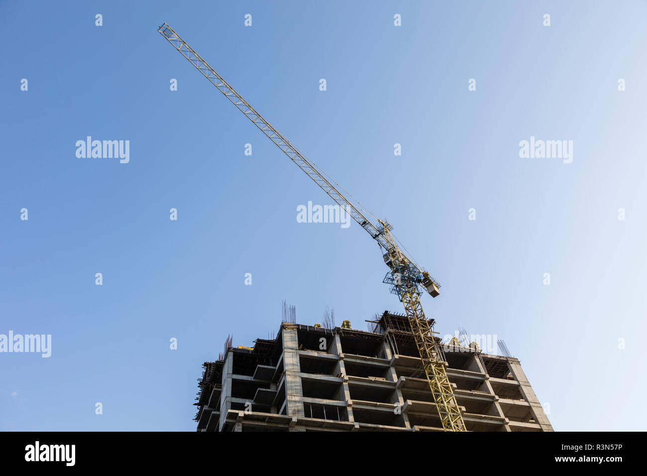 Grue de construction avec des tours d'immeuble en construction Banque D'Images