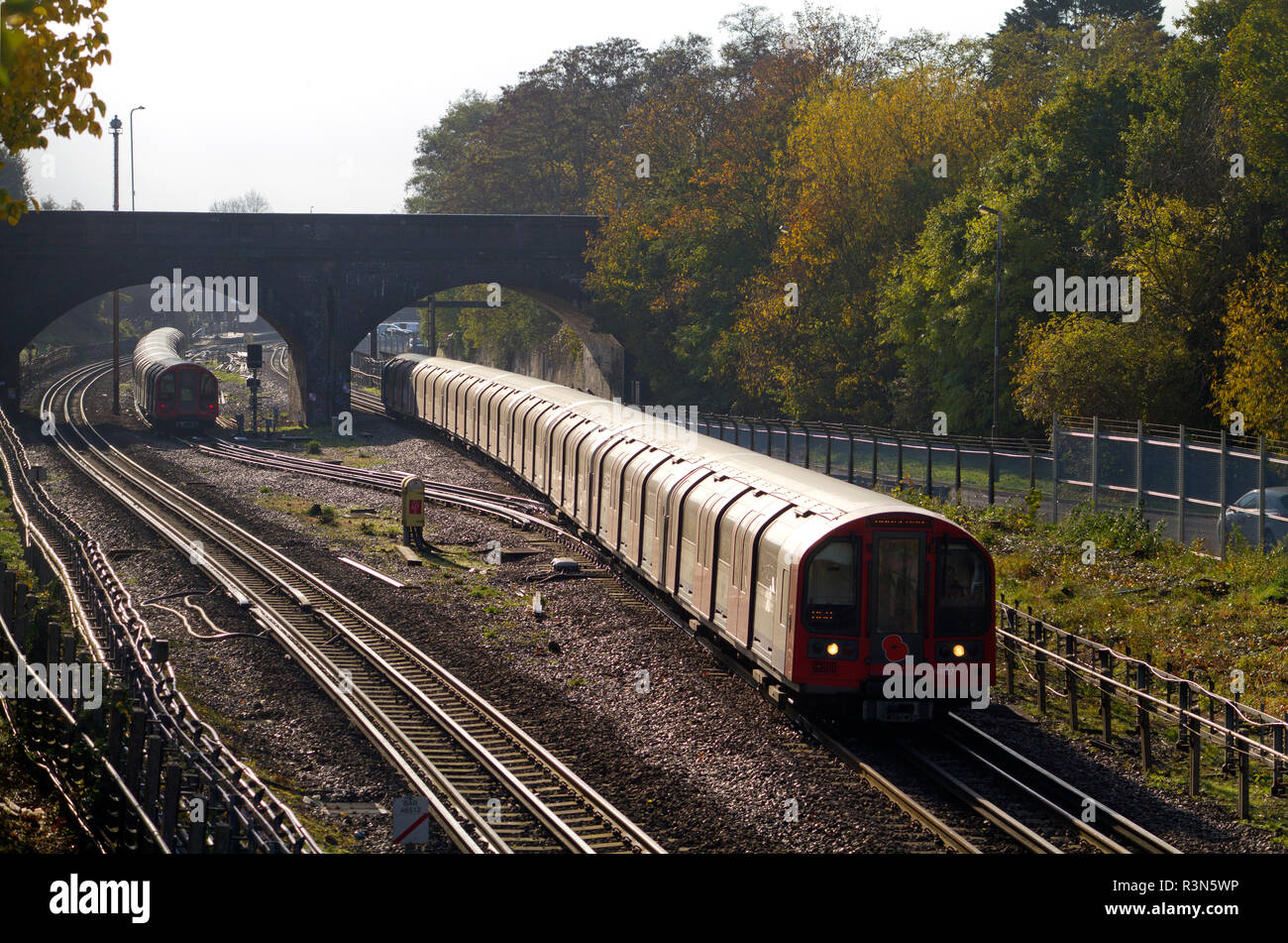 Une ligne centrale train formé de métro de Londres 1992 têtes stock nord à Newbury Park. 9 novembre 2018. Banque D'Images