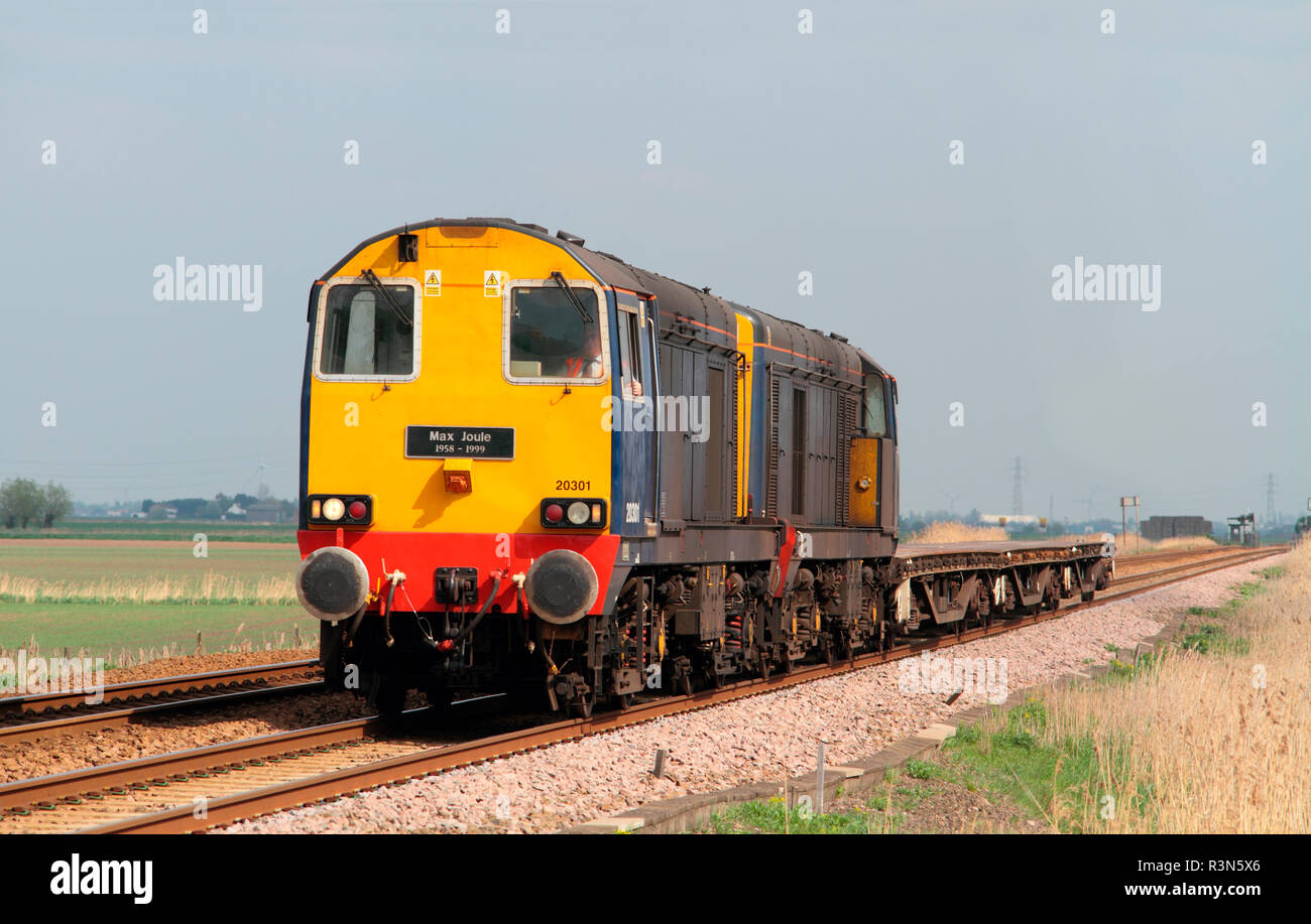 Une paire de locomotives diesel de la classe 20 DRS chiffres 20301 et 20302 ingénieurs travaillant un train près de Turves dans Cambridgeshire. Banque D'Images