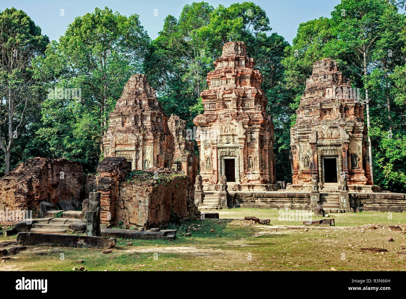 Siem Reap, Cambodge. Les ruines anciennes et les tours de Khmer Preah Ko, le Bull temple sacré (groupe Roluos) Banque D'Images