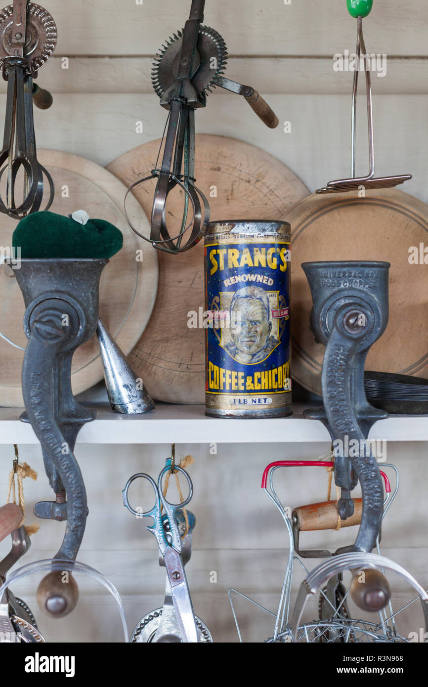 Nouvelle Zélande, île du Sud, Southland, Tuatapere, mobilier de cuisine et de l'étain café ancien avec l'image du visage Maori Tattoo Banque D'Images