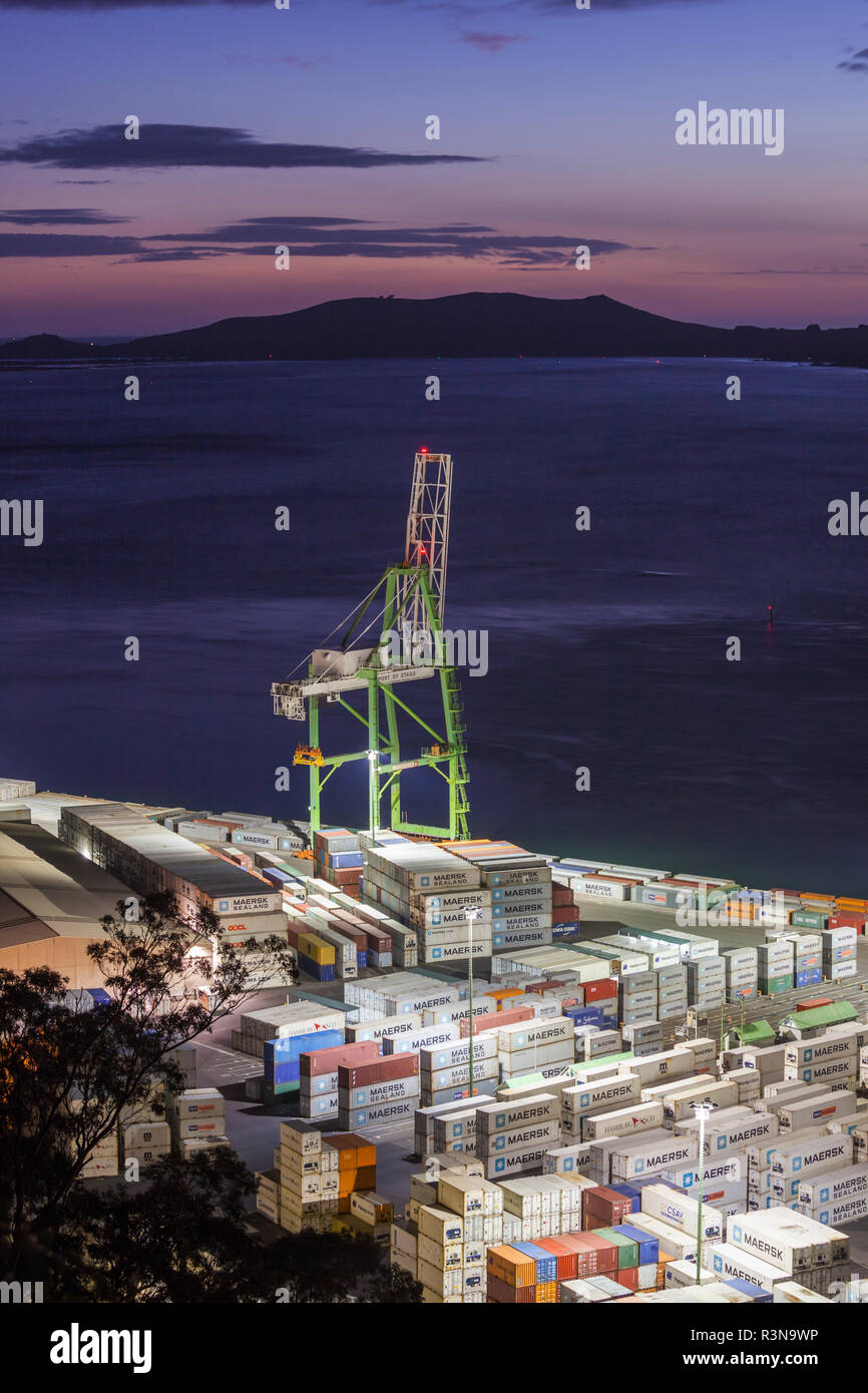 Nouvelle Zélande, île du Sud, de l'Otago, Port Chalmers, augmentation de la vue sur le port, l'aube, des grues de chargement Banque D'Images