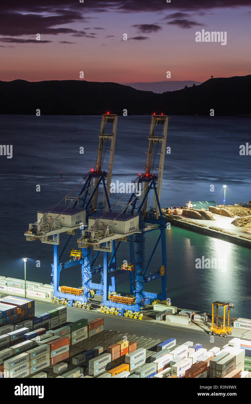 Nouvelle Zélande, île du Sud, de l'Otago, Port Chalmers, augmentation de la vue sur le port, l'aube, des grues de chargement Banque D'Images