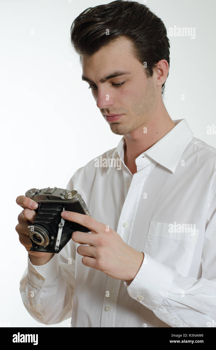 Jeune homme avec appareil photo historique Banque D'Images