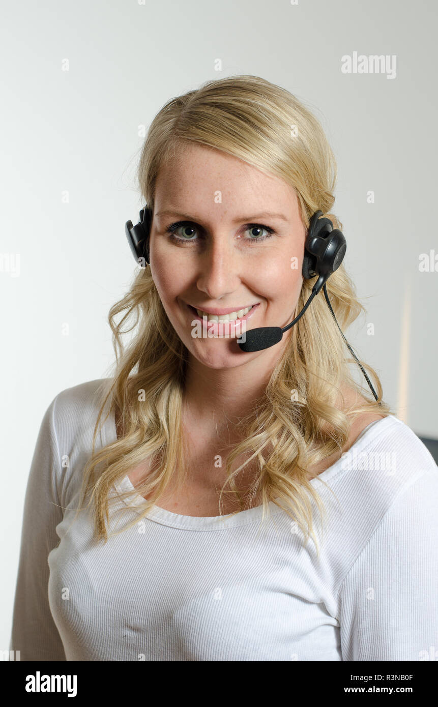 Jeune femme avec casque Banque D'Images