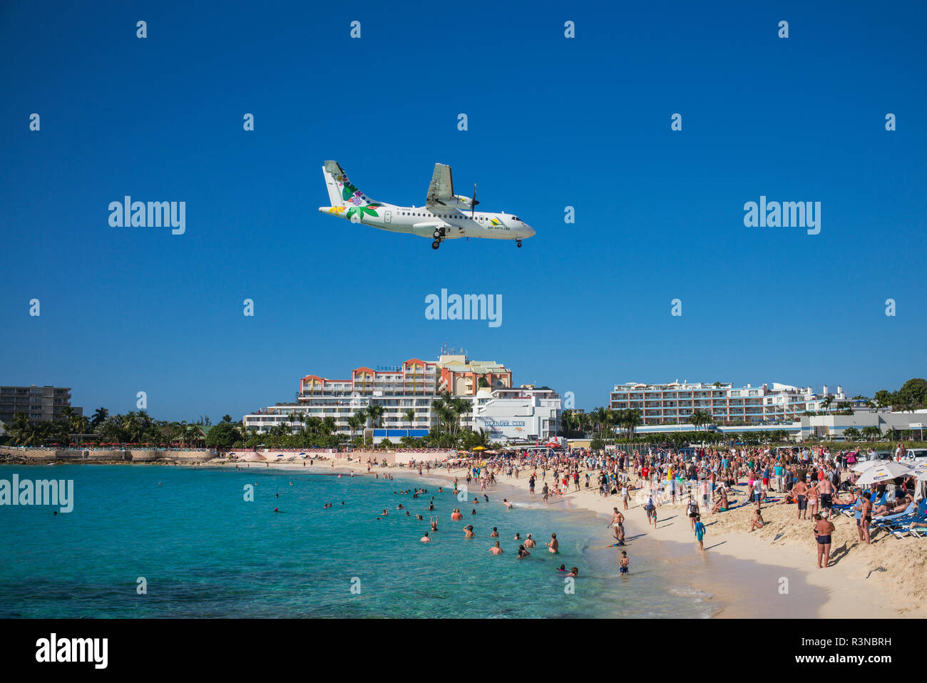 Sint Maarten. Maho Bay plage vue d'avions atterrissant à l'Aéroport International Princess Juliana Banque D'Images
