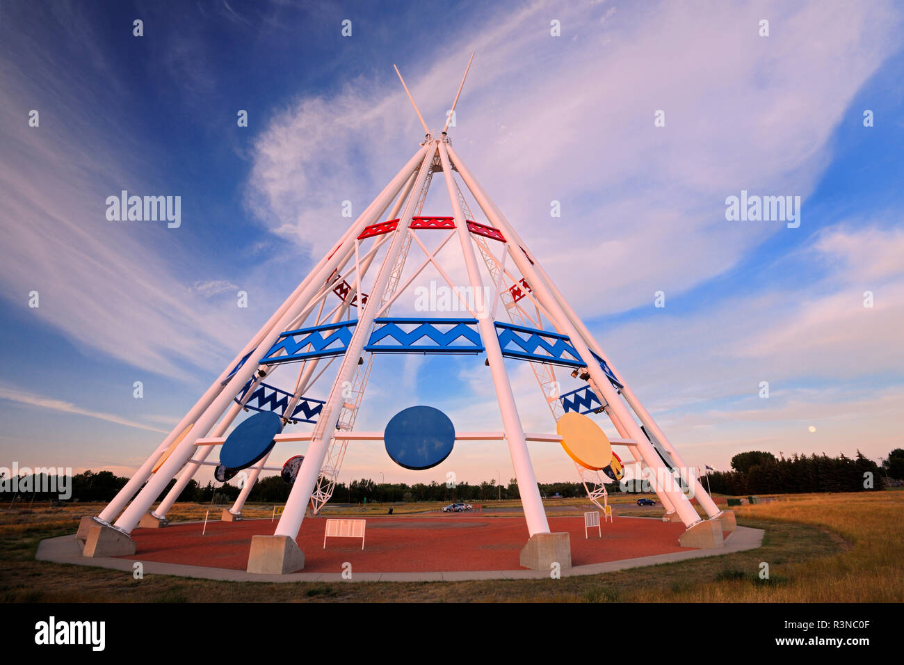 Le Canada, l'Alberta, Medicine Hat. Metal tribu Saamis tepee au coucher du soleil. Banque D'Images