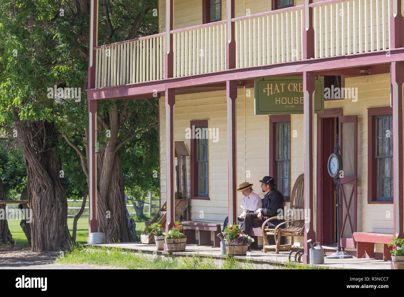 Le Canada, la Colombie-Britannique. Les gens sur le porche de la ville historique de Hat Creek House. Banque D'Images