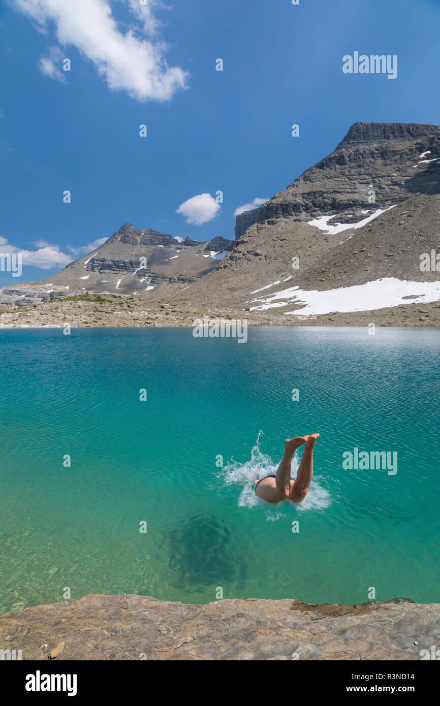 Le Canada, la Colombie-Britannique, l'East Kootenay Montagnes. Randonneur femme plongée dans la région de Jewel Lake. (MR) Banque D'Images