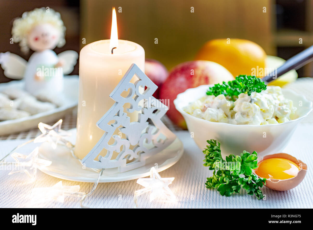 Temps de Noël tchèque et des douanes - une cuisine bohémienne et bougie décoration d'arbre typique et traditionnel fait maison - salade de pomme de terre préparée pour les di Banque D'Images