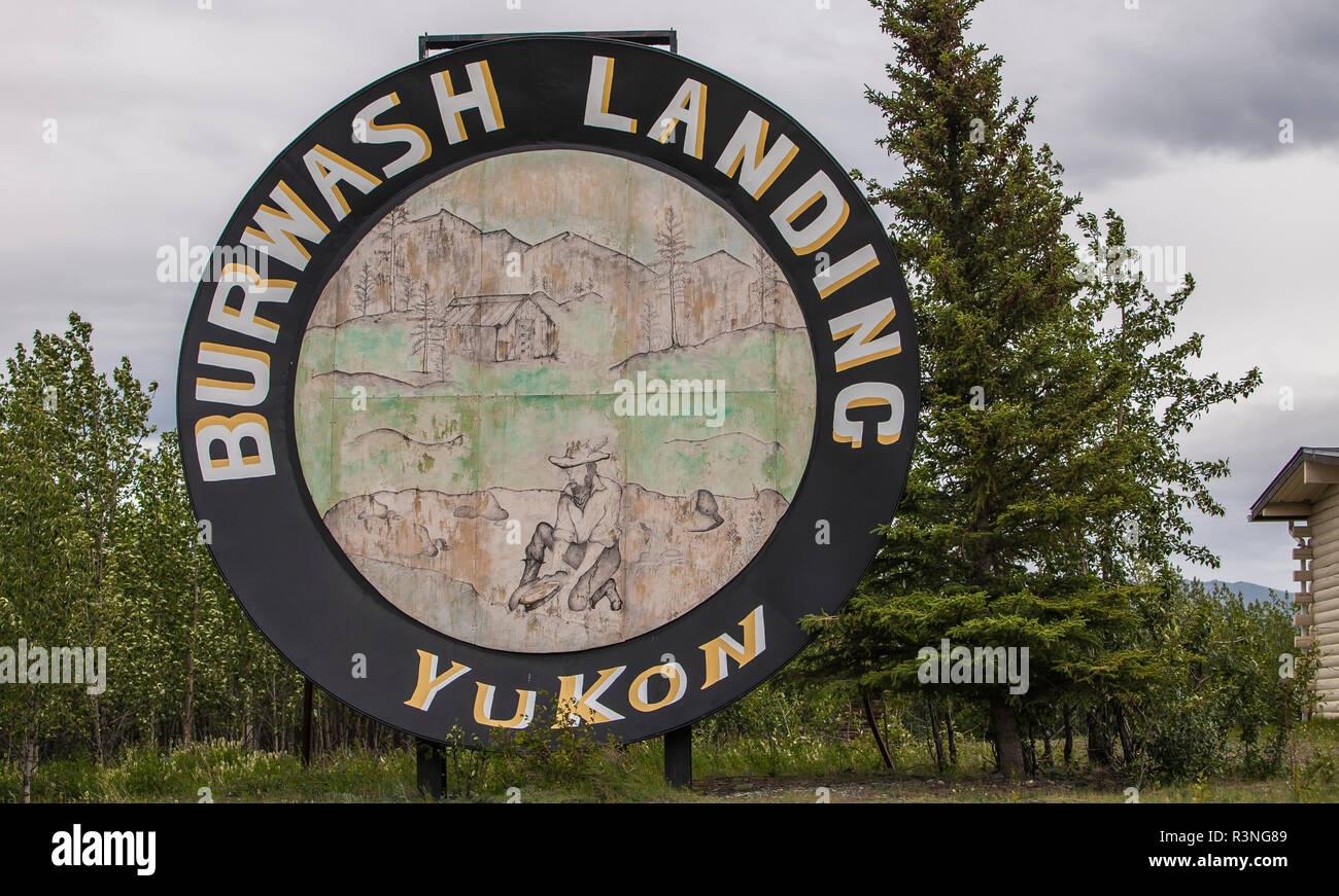 Le Canada, Territoire du Yukon, Burwash Landing. World's largest gold pan Banque D'Images