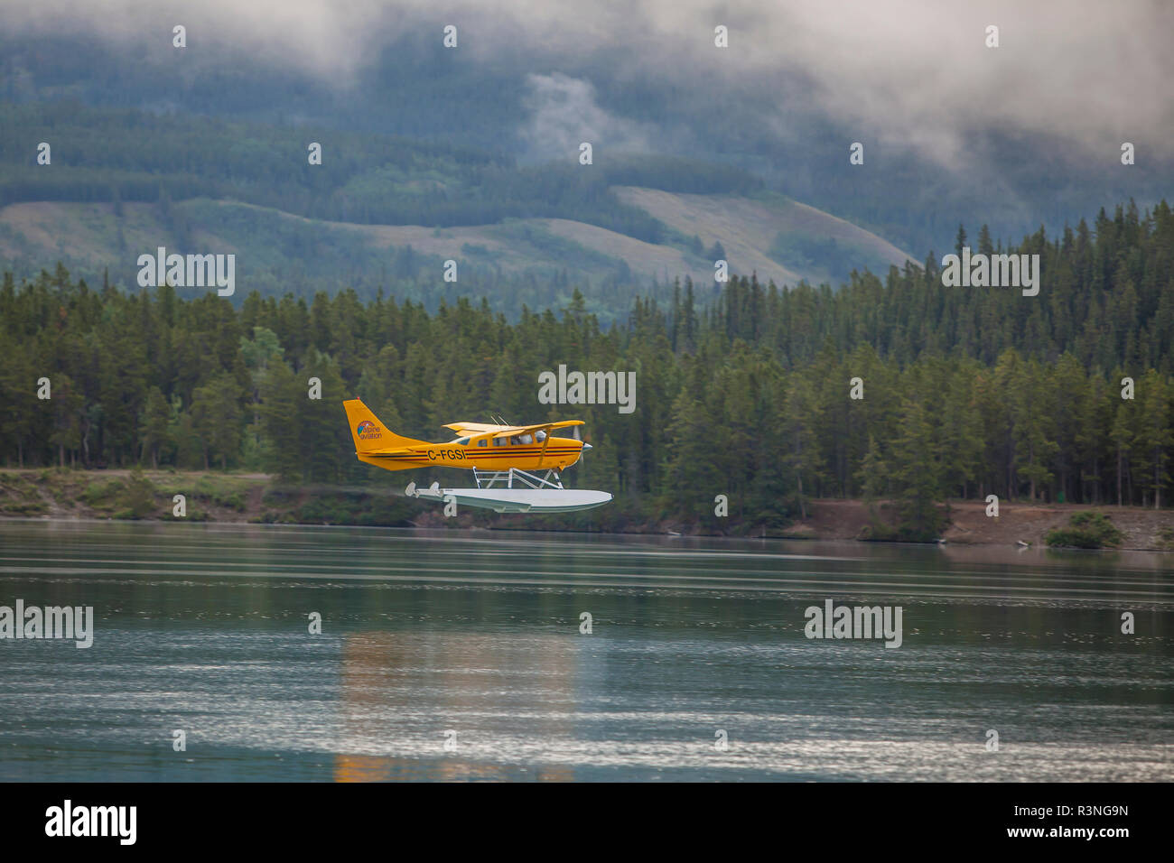 Le Canada, Territoire du Yukon, Whitehorse. Le décollage de l'hydravion sur le lac Schwatka Banque D'Images