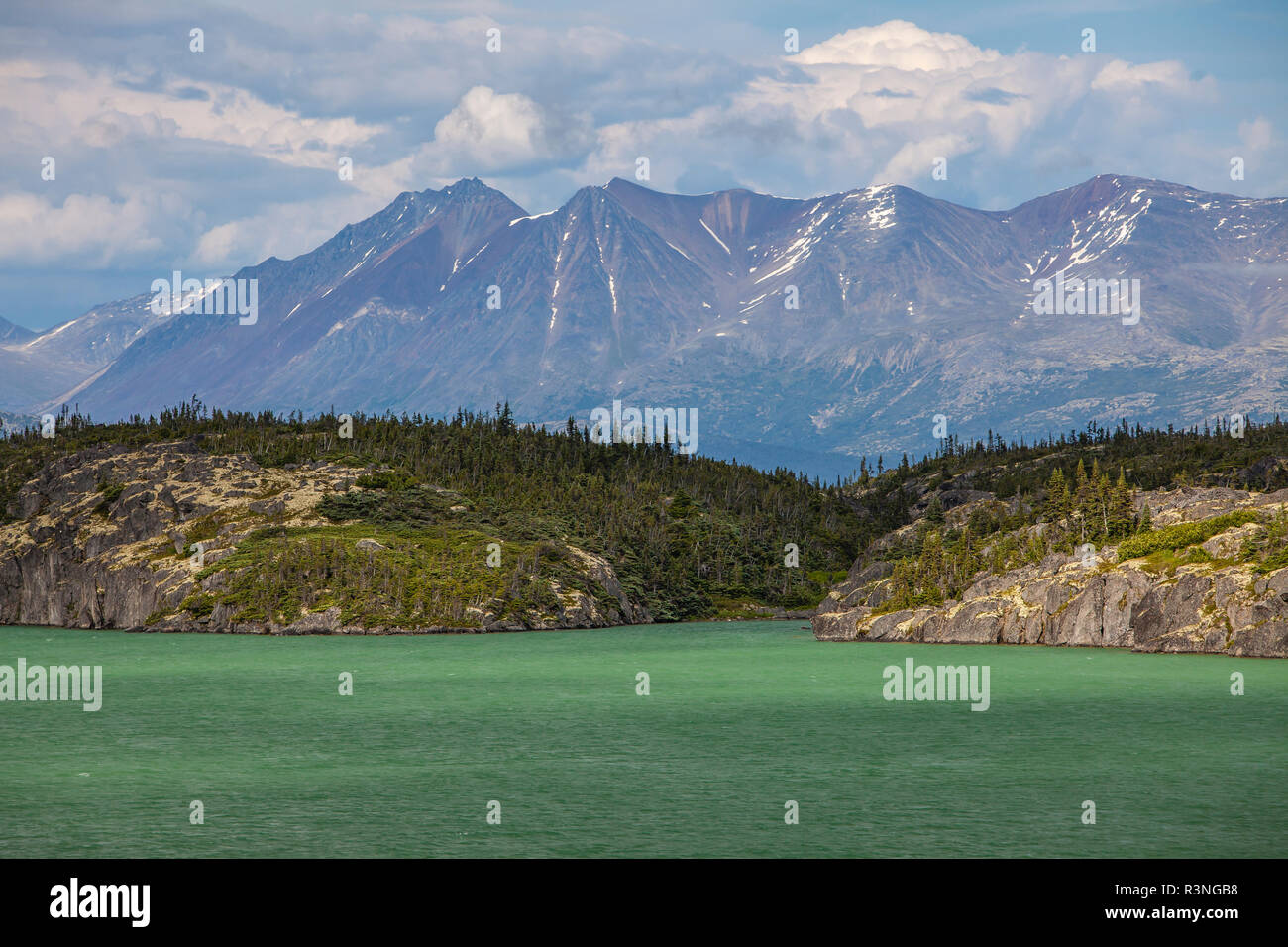 Le Canada, Territoire du Yukon, Whitehorse. Lac alpin au sommet du Col blanc Banque D'Images