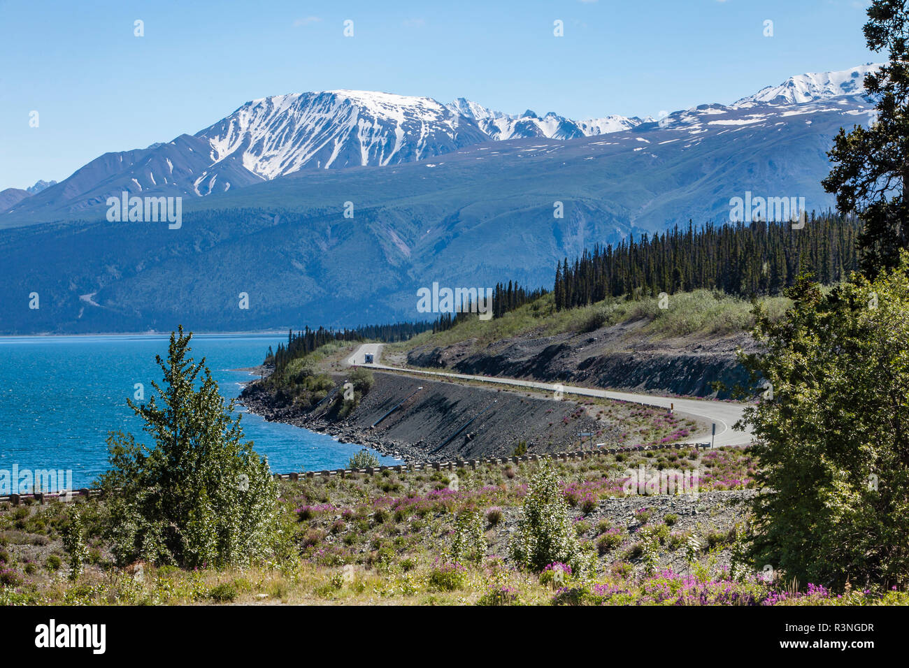 Le Canada, Territoire du Yukon, Destruction Bay, et la Réserve de parc national Kluane. Vue de route de l'Alaska et Vulcan Montagne de la chaîne de montagnes de Kluane Banque D'Images